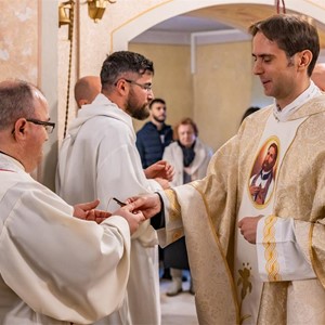 ​Imenovani biskup Marko Kovač podijelio svećenicima misijske križeve za Pučke misije Karlovačkoga dekanata